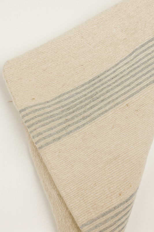 Coussin artisanal en pure laine brute à lignes claires