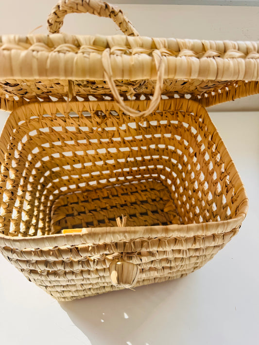 Panier artisanal en fibres naturelles avec couvercle