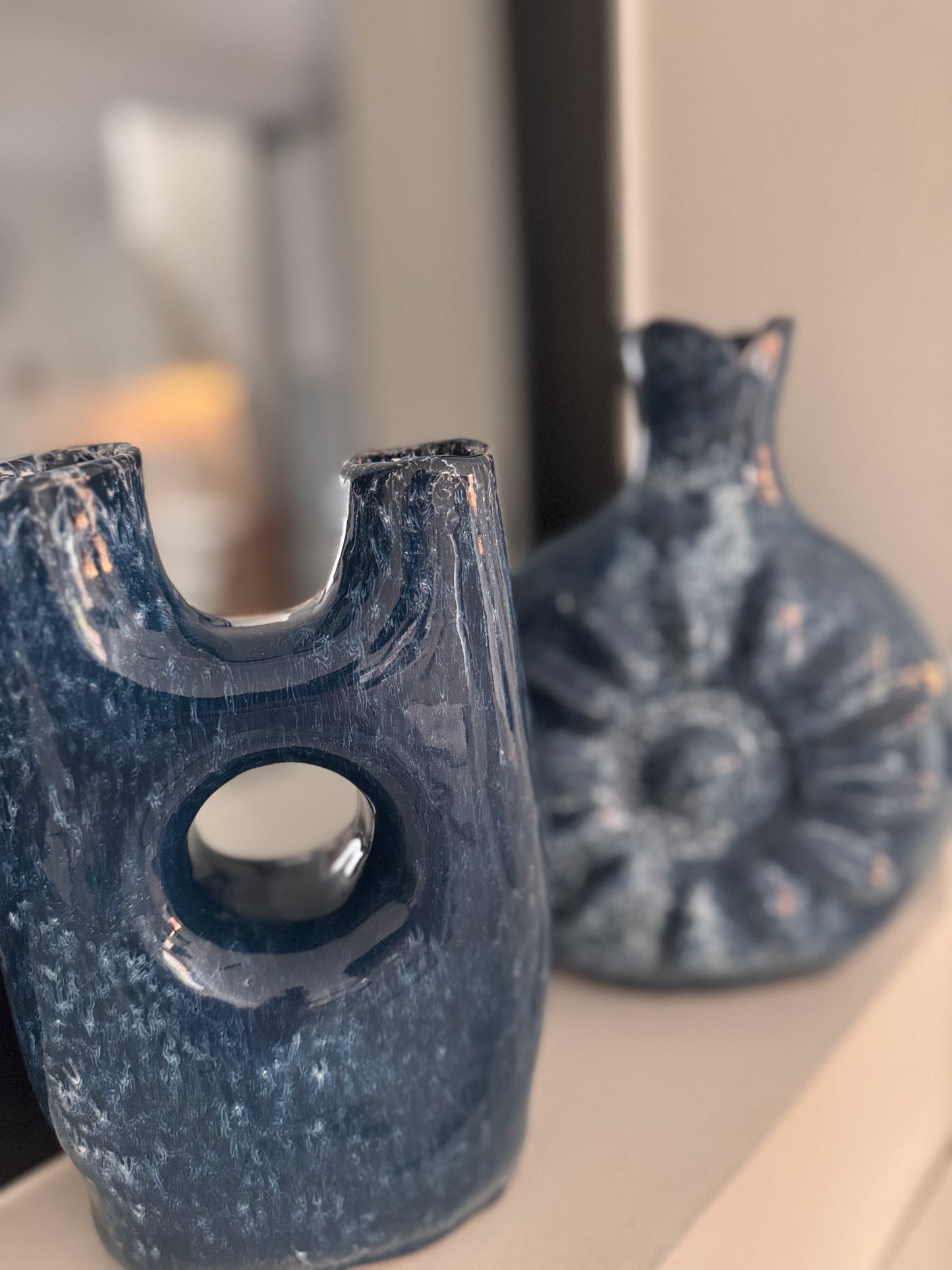 vase en céramique bleue -forme libre artisanale