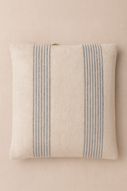 Coussin artisanal en pure laine brute à lignes claires