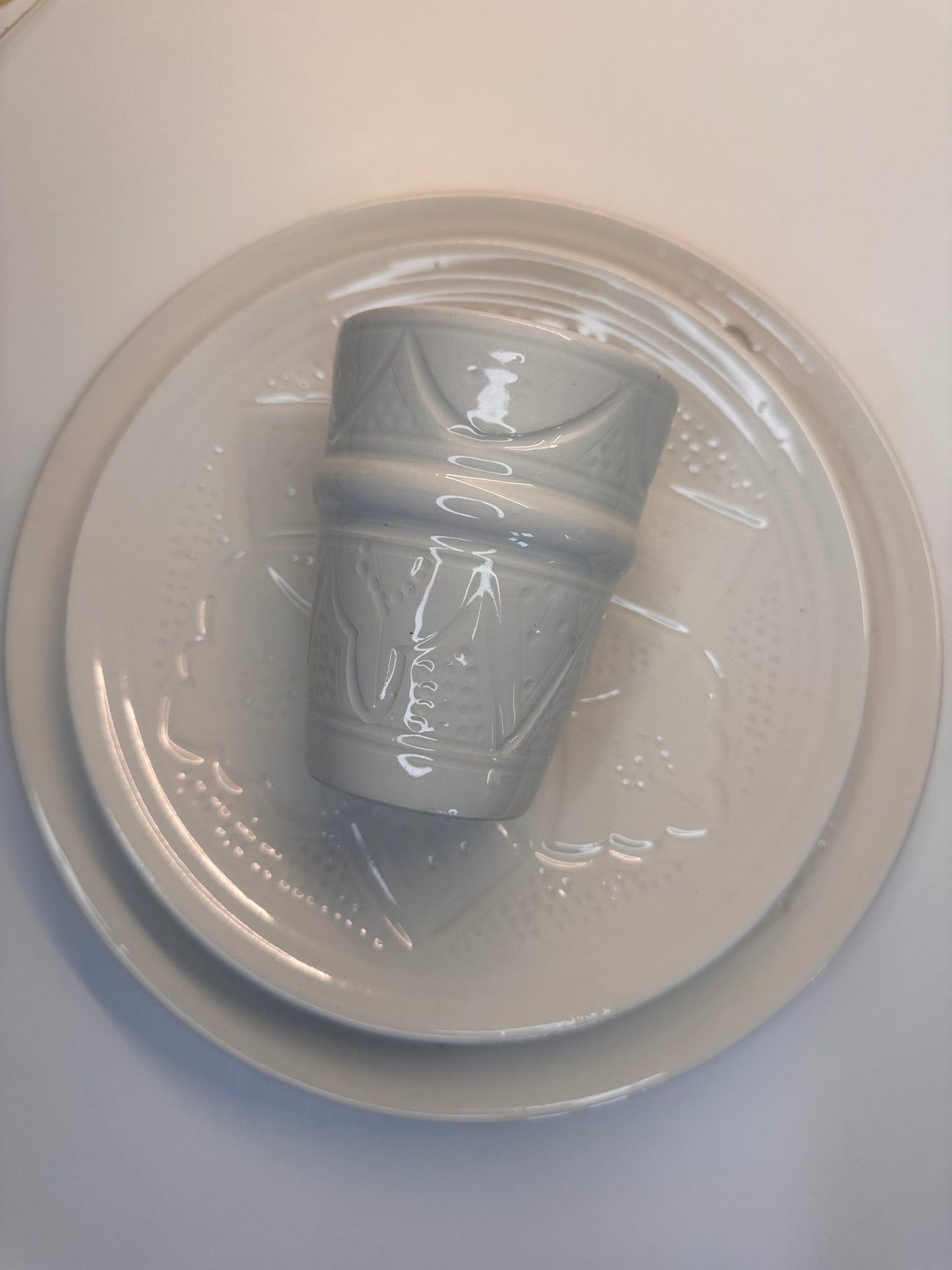 Assiette blanche ton sur ton – Collection Pure Artisan