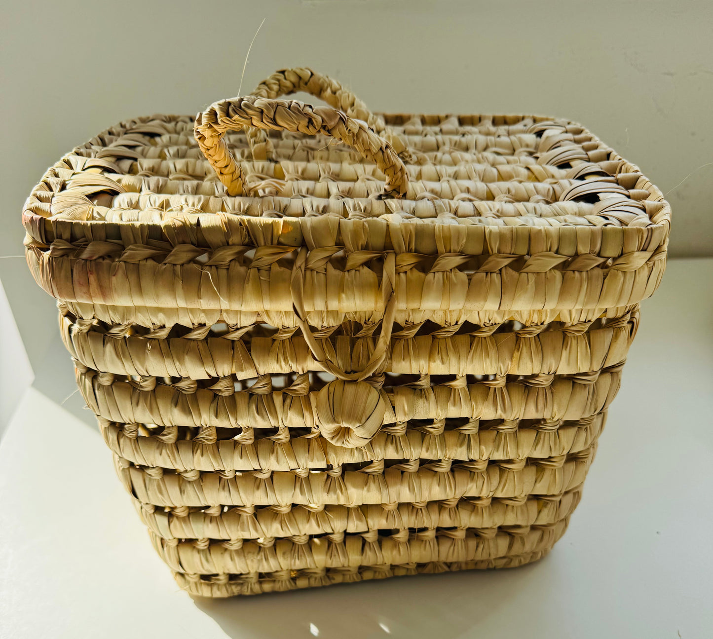Panier artisanal en fibres naturelles avec couvercle