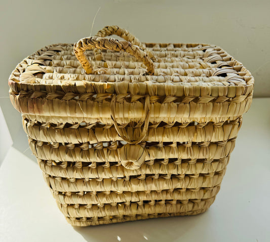 Panier artisanal en fibres naturelles avec couvercle