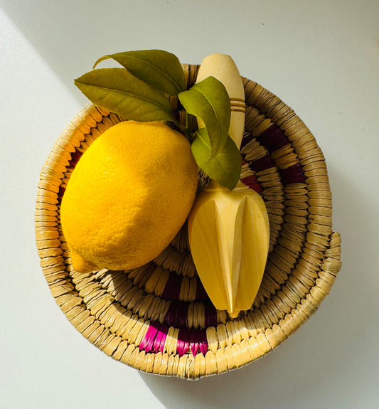 Presse-agrumes artisanal en bois naturel