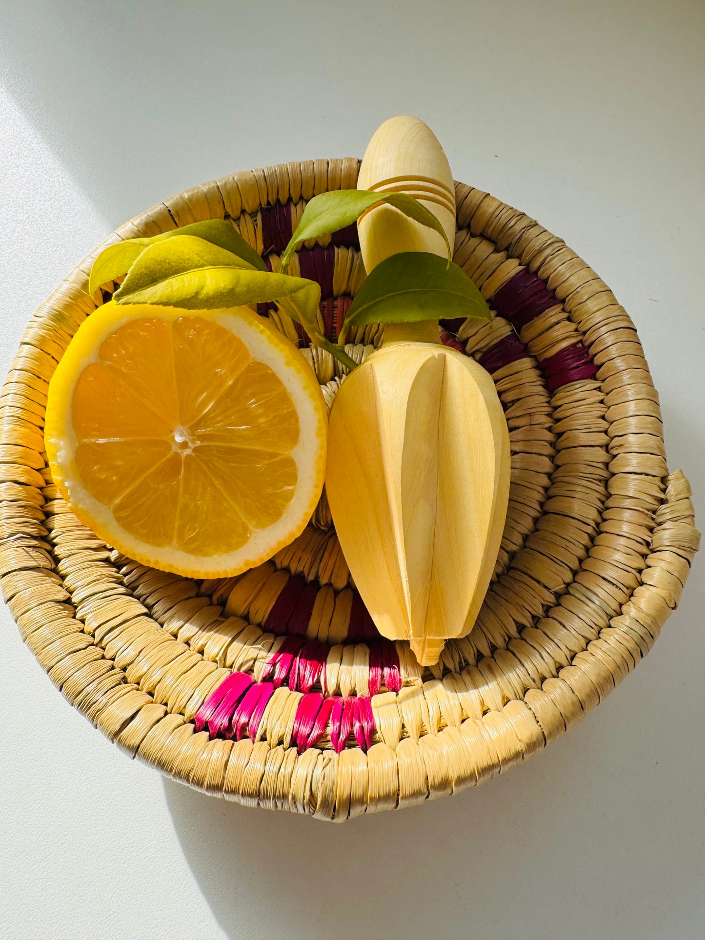 Presse-agrumes artisanal en bois naturel
