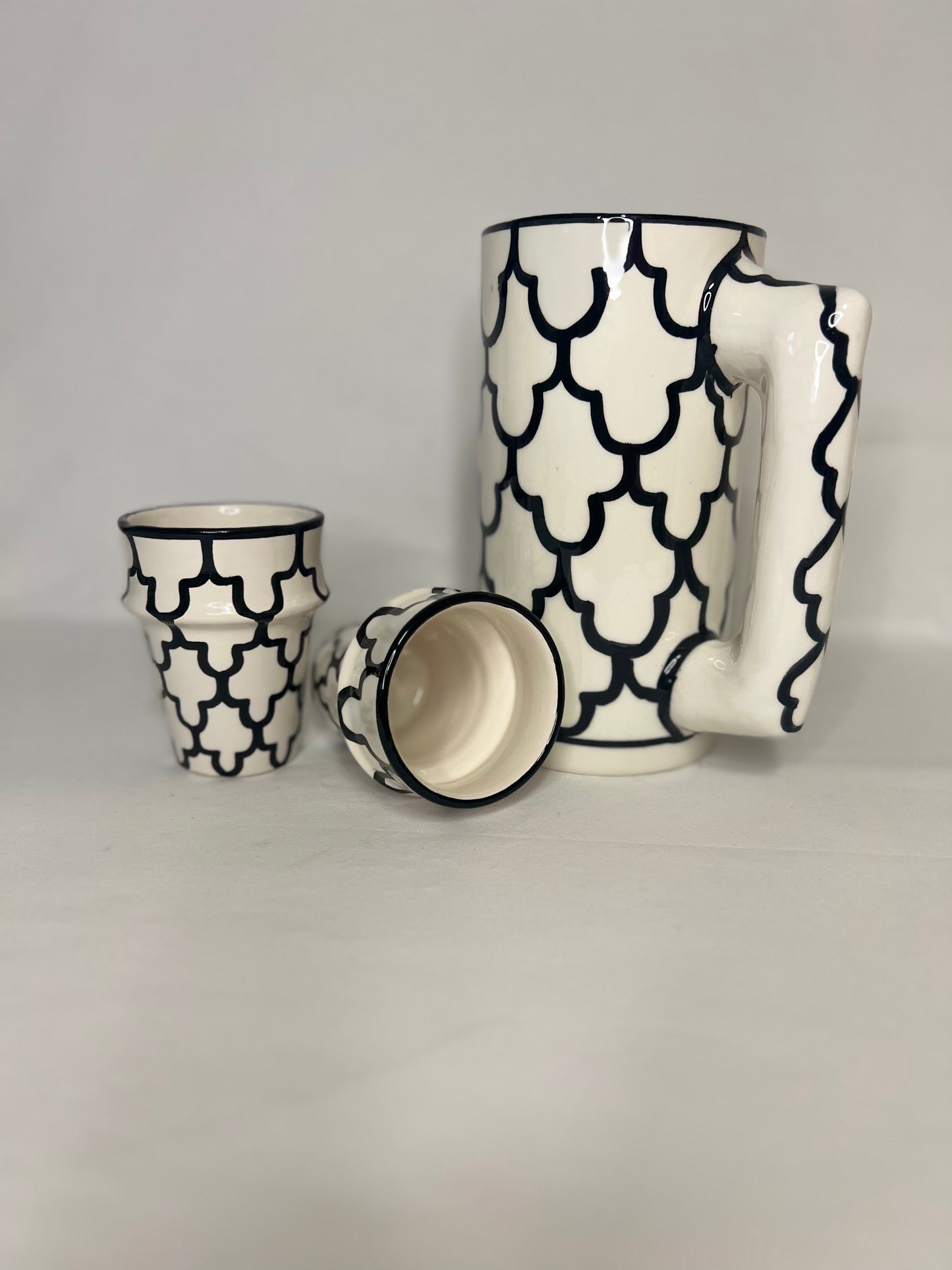 Carafe noire et blanche – Artisanat marocain moderne