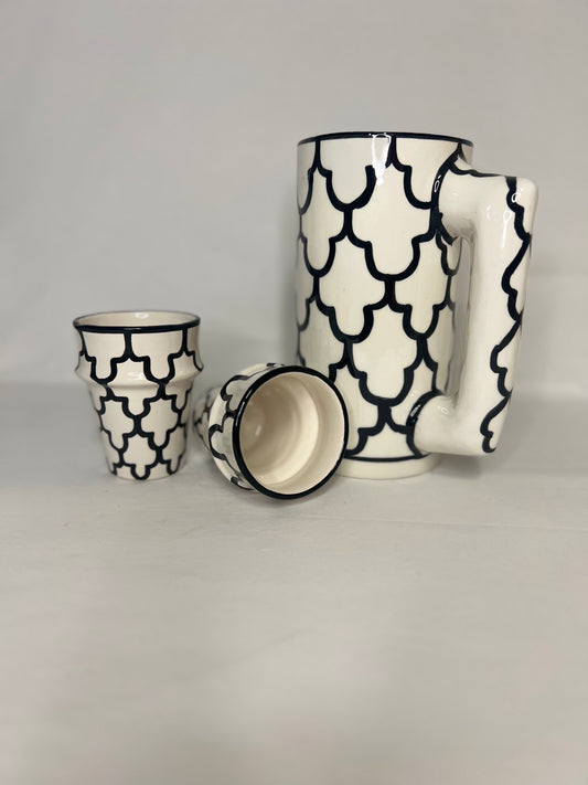 Carafe noire et blanche – Artisanat marocain moderne
