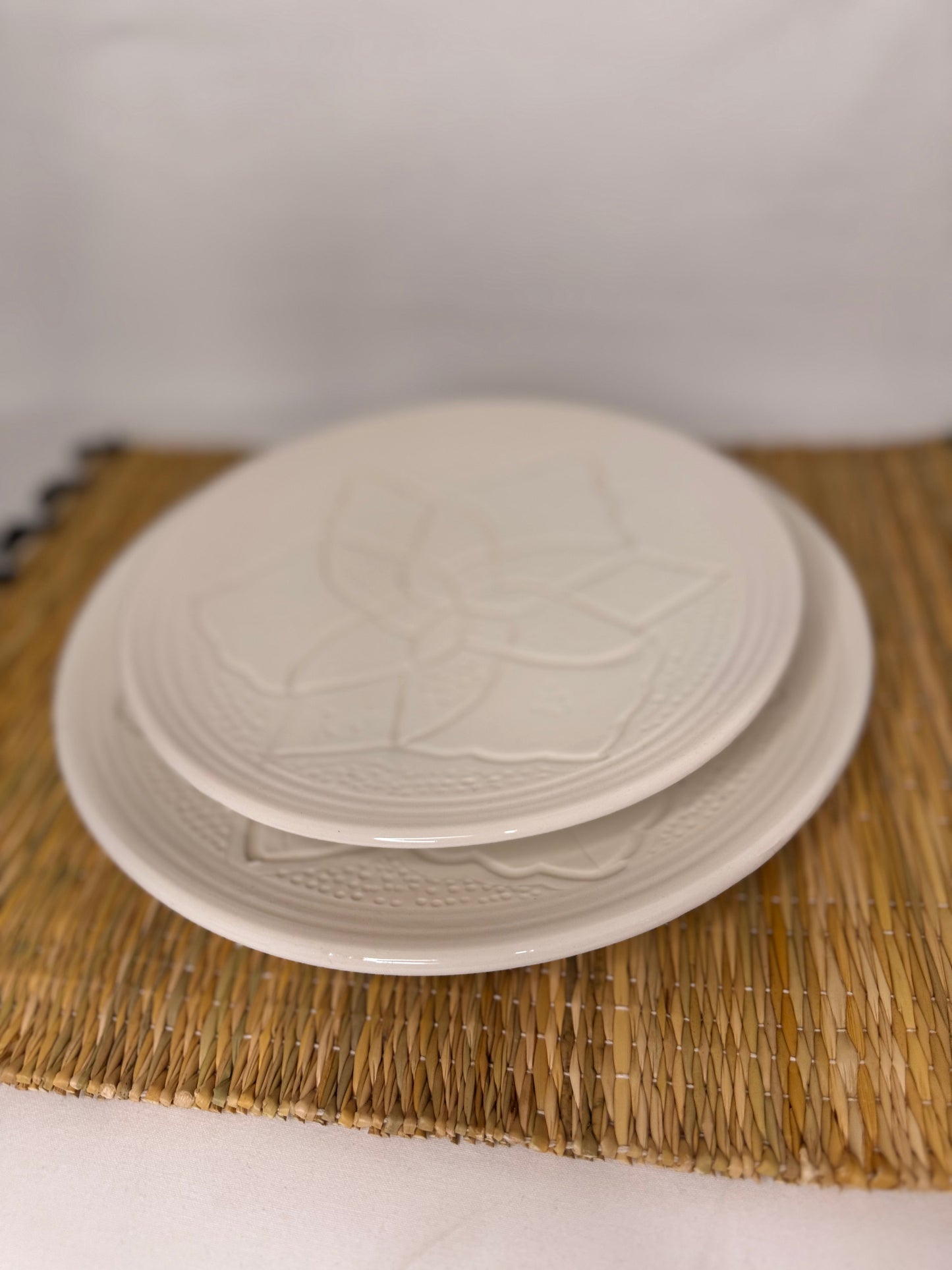 Assiette blanche ton sur ton – Collection Pure Artisan