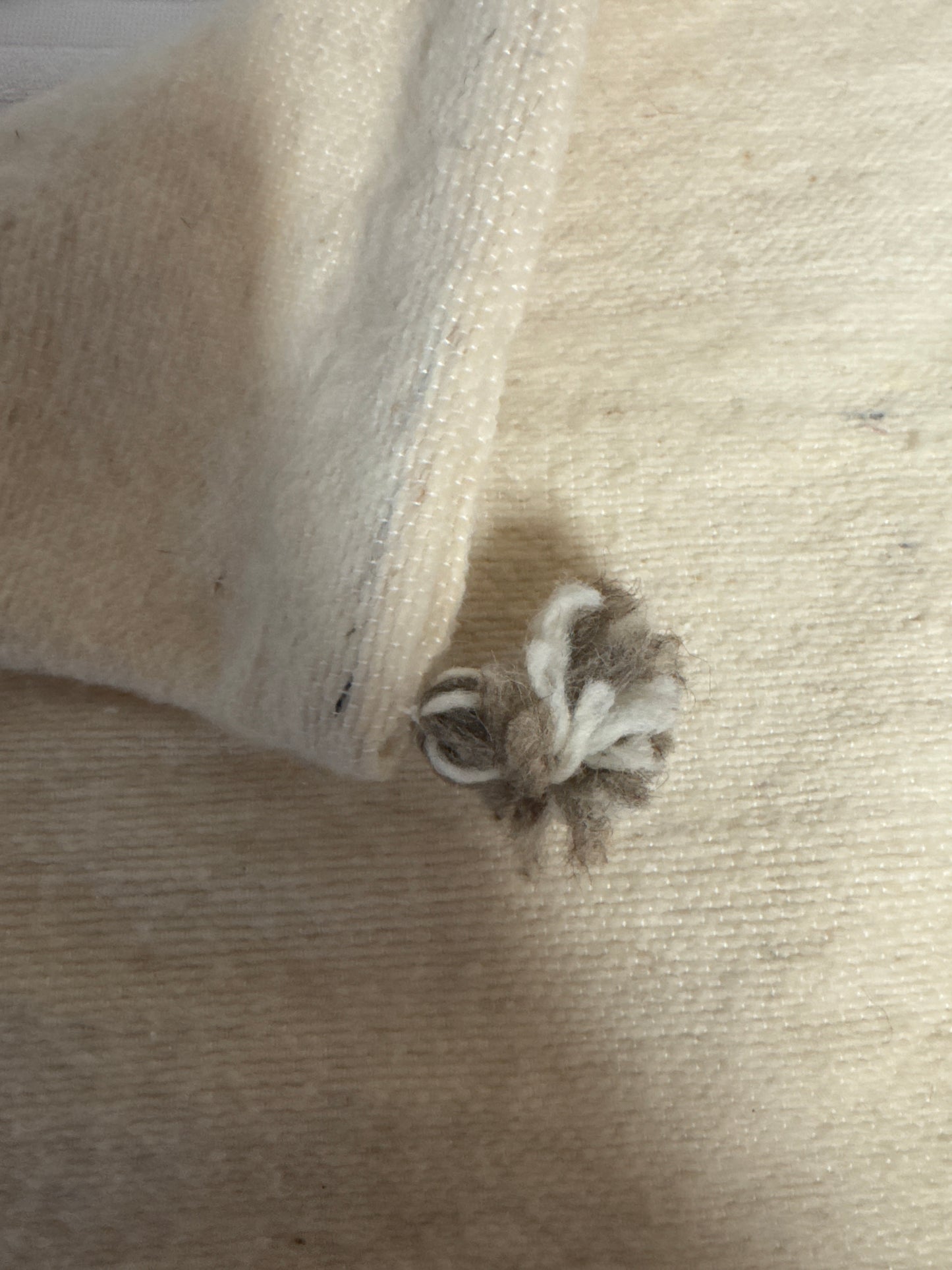 Coussins artisanaux en pure laine brute